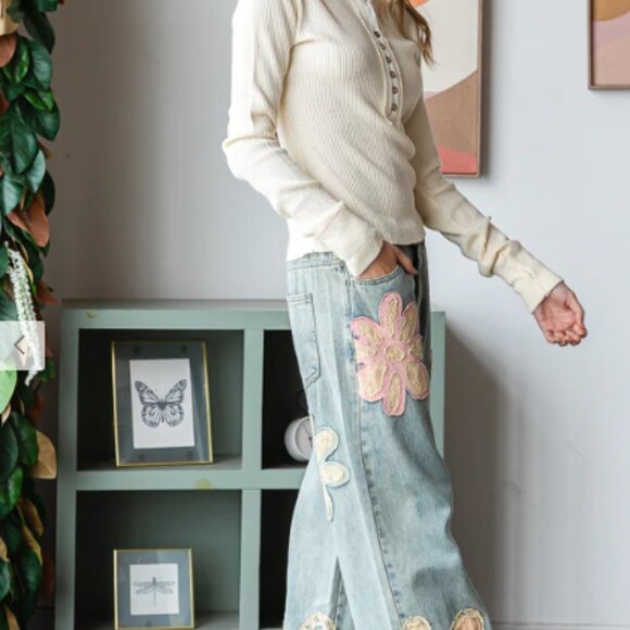 Floral Embroidered Women Jeans - Picture 3 of 5